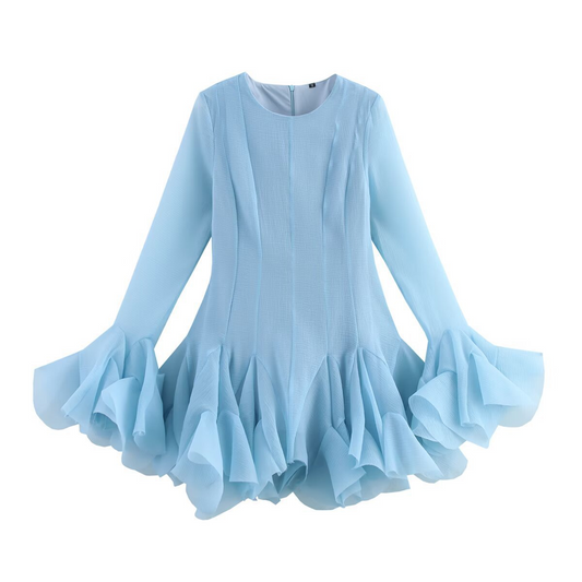Vestido corto ajustado de tul con volantes laminados y cuello redondo, mangas acampanadas y corte entallado para verano