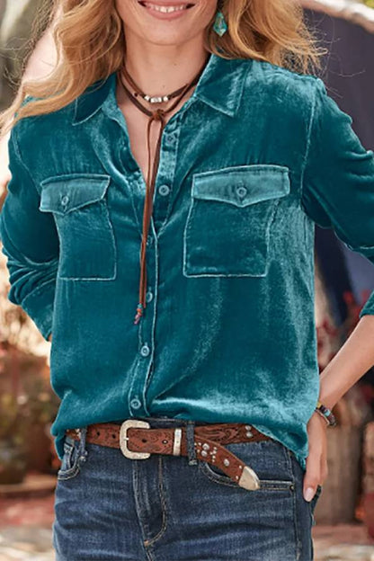 Blusa de terciopelo de manga larga con cuello de solapa retro y detalle de bolsillos abotonados