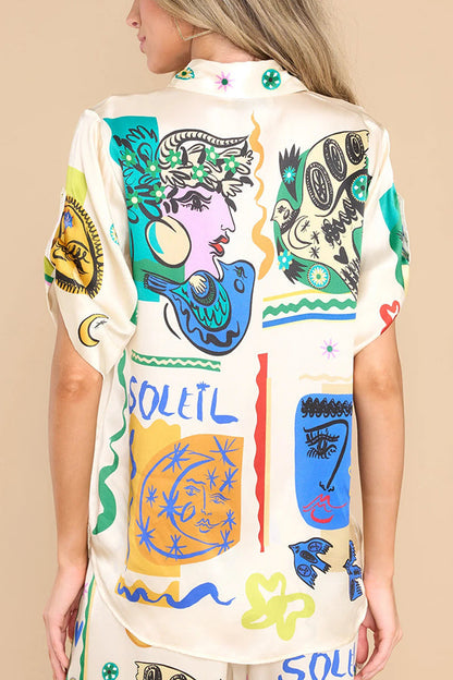 Blusa extragrande con botones y estampado único de satén de Sun Tribe