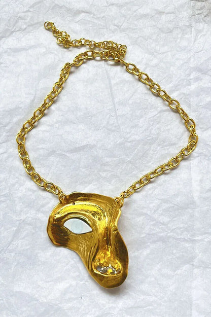 Collar con colgante de mascarilla exagerada 