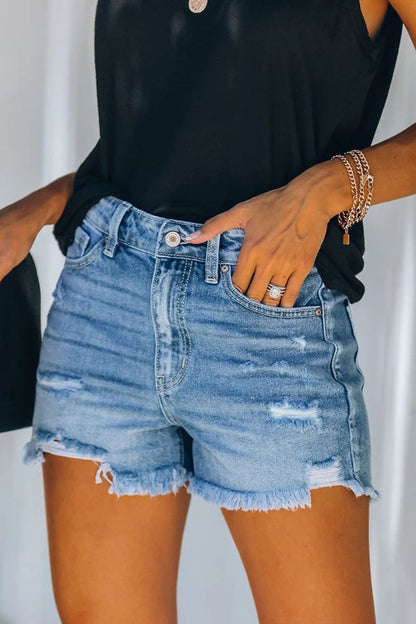 Pantalones cortos vaqueros rasgados de estilo casual y moderno