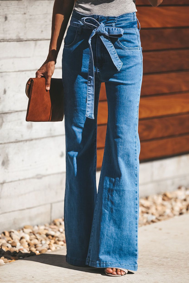 Pantalones de calle lisos con cinturón y corte de bota de color liso