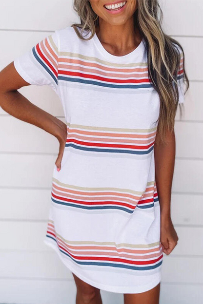 Vestido informal de manga corta con cuello redondo, estampado de personajes a rayas y contraste