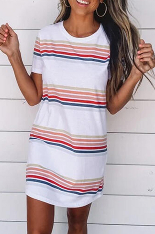 Vestido informal de manga corta con cuello redondo, estampado de personajes a rayas y contraste