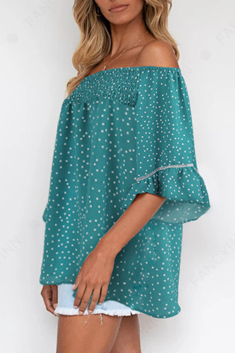 Tops con hombros descubiertos, patchwork y estampados de moda urbana