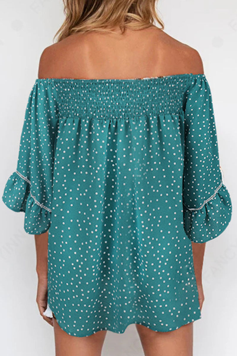 Tops con hombros descubiertos, patchwork y estampados de moda urbana