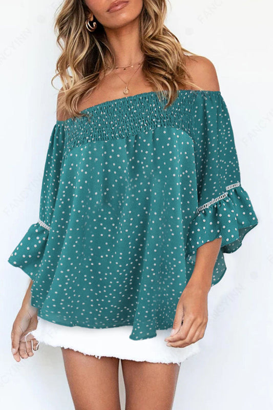 Tops con hombros descubiertos, patchwork y estampados de moda urbana