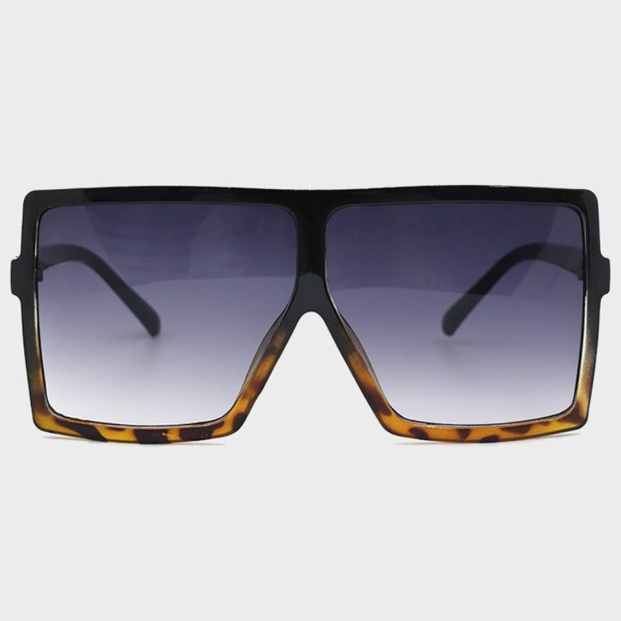 Gafas de sol sexis con diseño de patchwork de leopardo y cambio gradual en la calle