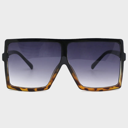 Gafas de sol sexis con diseño de patchwork de leopardo y cambio gradual en la calle