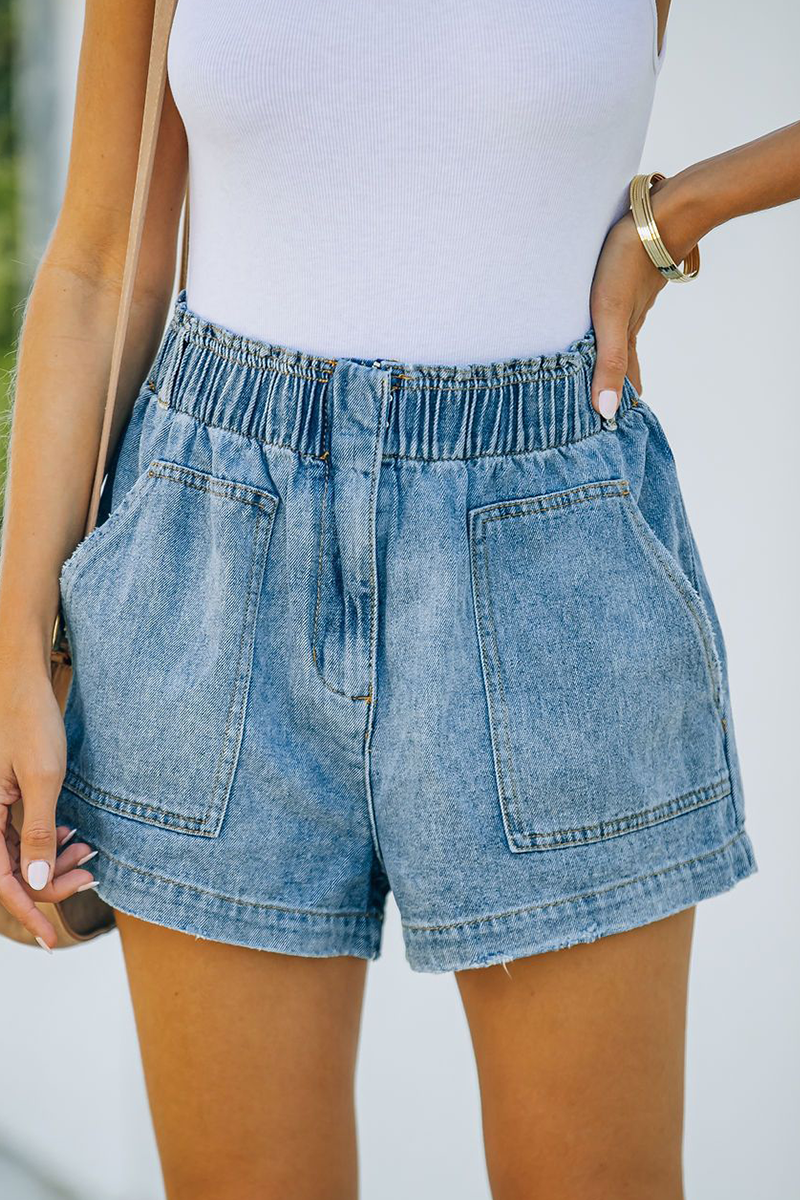 Shorts vaqueros rectos con bolsillos y parches lisos de estilo urbano