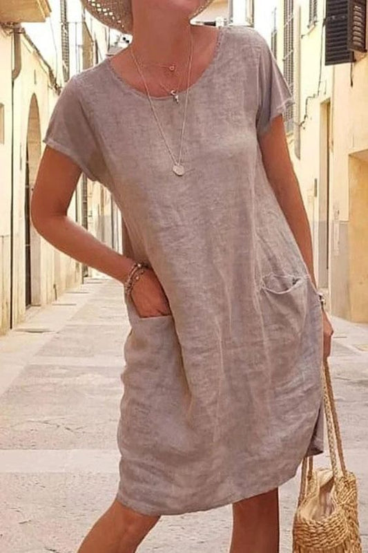 Vestido informal de manga corta con cuello redondo, bolsillos y parches lisos