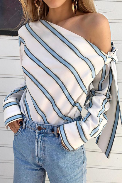 Elegante blusa con cuello oblicuo y diseño de tiras de patchwork a rayas