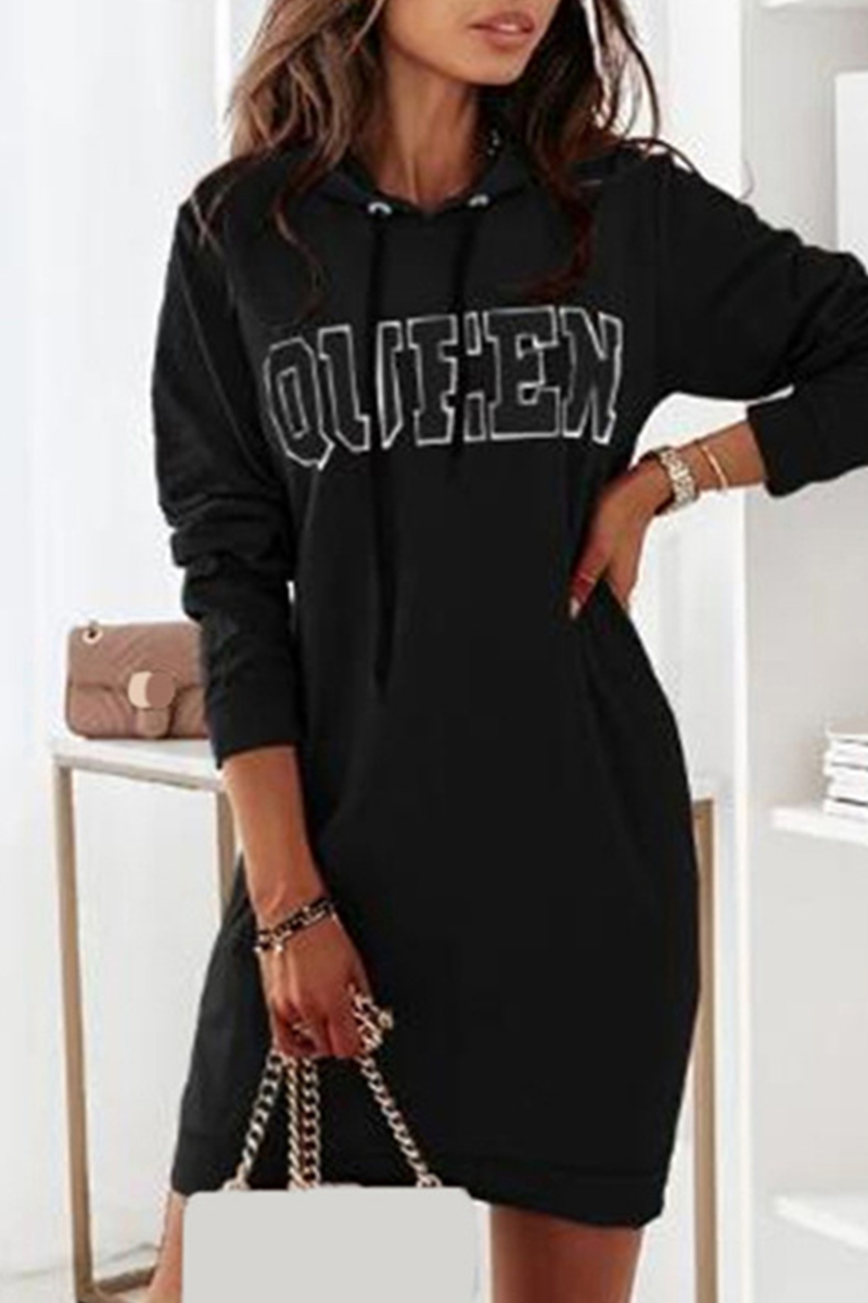 Vestidos casuales con cuello y capucha y cordón con letras