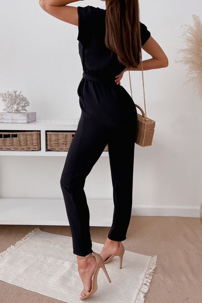 Mono elegante con bolsillo sólido, cinturón y cuello vuelto