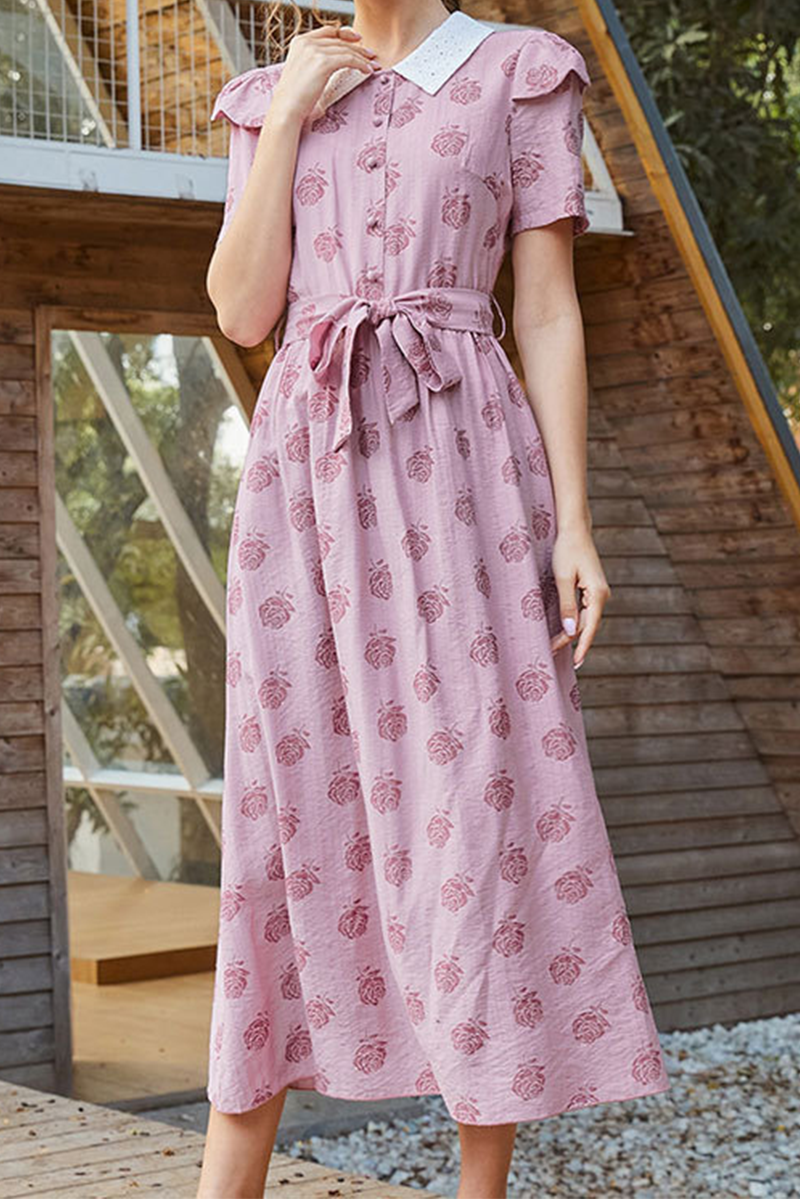 Elegante vestido de corte A con cuello vuelto, hebilla floral y cinturón
