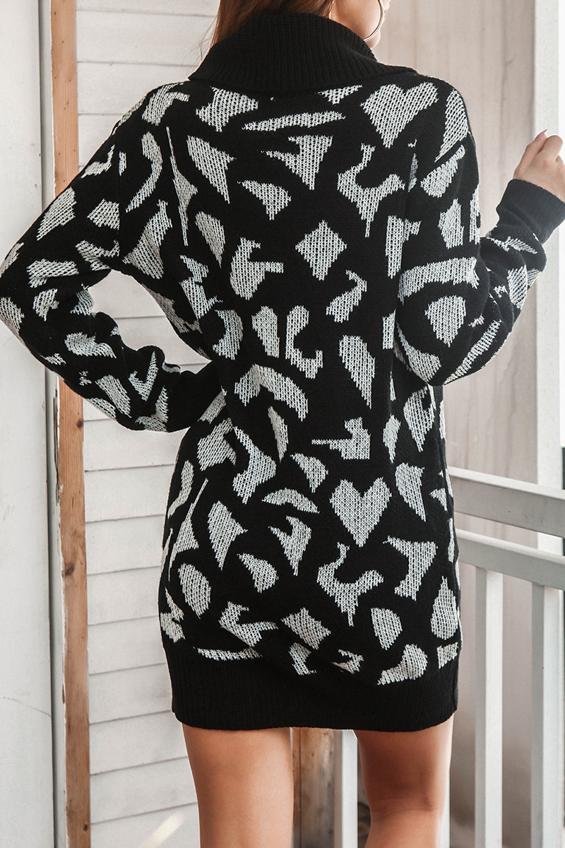 Suéter casual con cuello alto y estampado en contraste