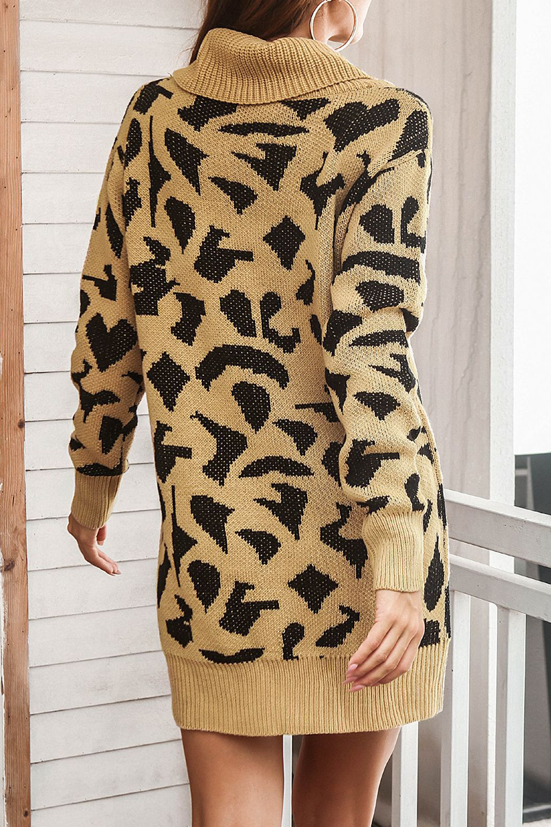 Suéter casual con cuello alto y estampado en contraste