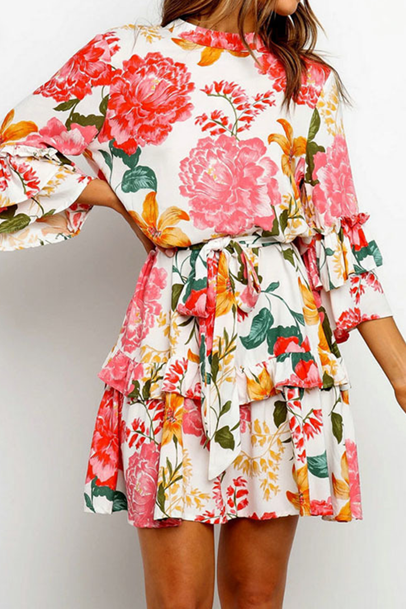 Elegante vestido de falda con cintura redonda y diseño de tirantes con volantes florales