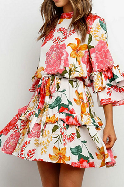Elegante vestido de falda con cintura redonda y diseño de tirantes con volantes florales