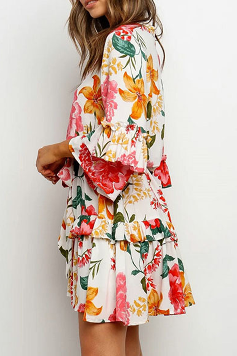 Elegante vestido de falda con cintura redonda y diseño de tirantes con volantes florales