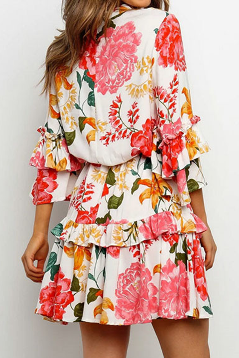 Elegante vestido de falda con cintura redonda y diseño de tirantes con volantes florales