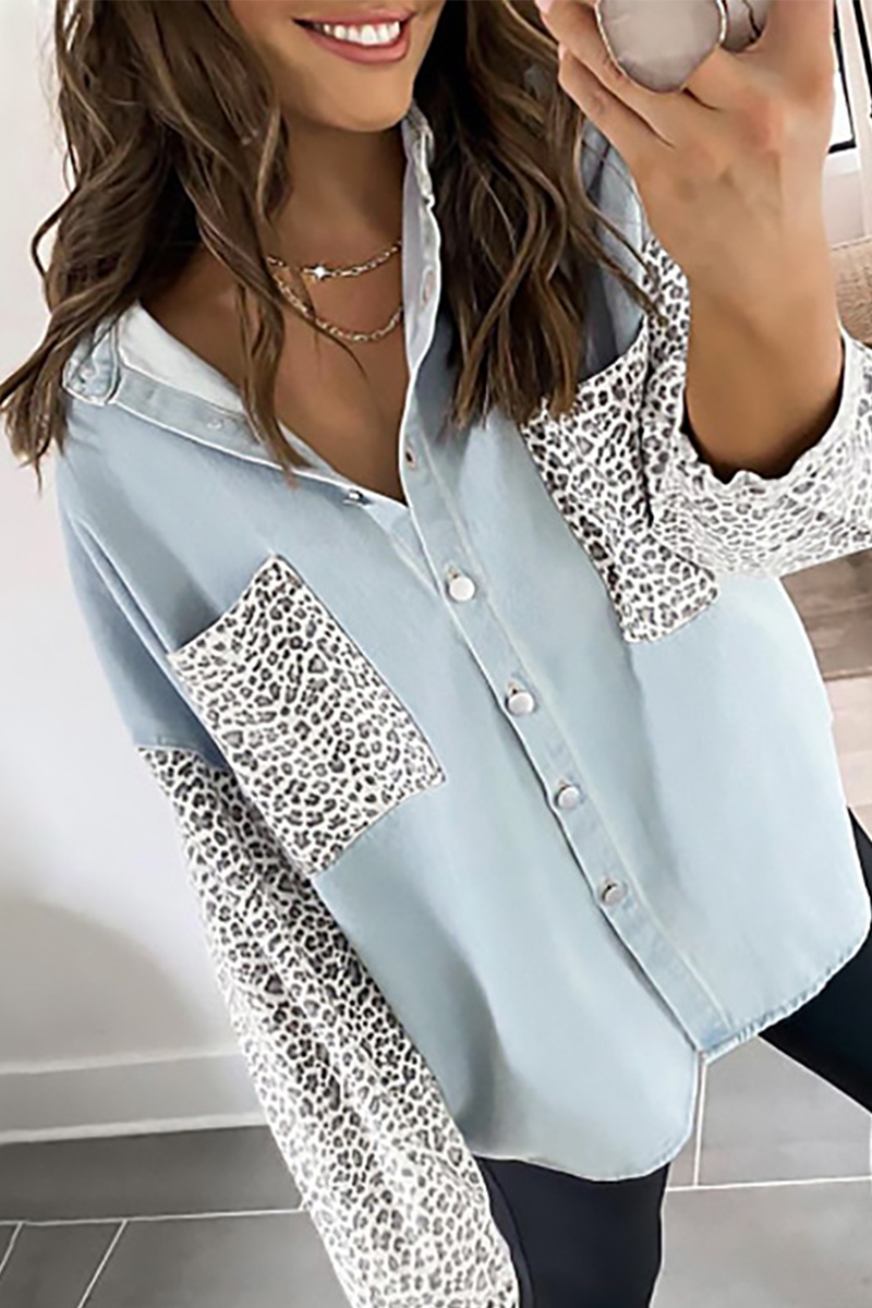 Blusa informal con cuello vuelto y hebilla con abertura en la unión de leopardo