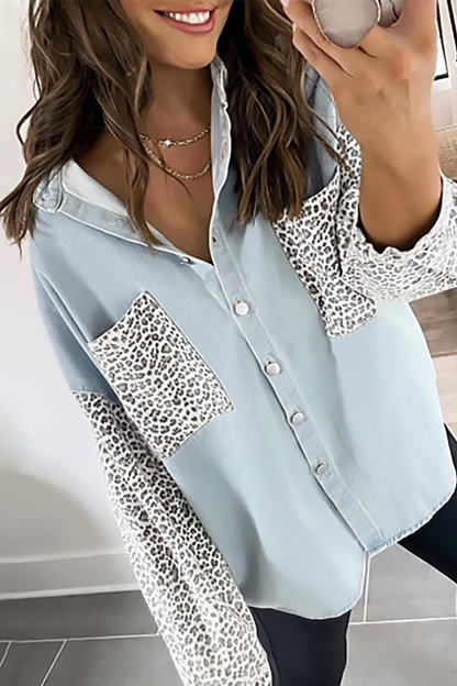 Blusa informal con cuello vuelto y hebilla con abertura en la unión de leopardo