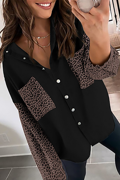 Blusa informal con cuello vuelto y hebilla con abertura en la unión de leopardo