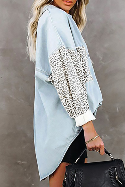 Blusa informal con cuello vuelto y hebilla con abertura en la unión de leopardo