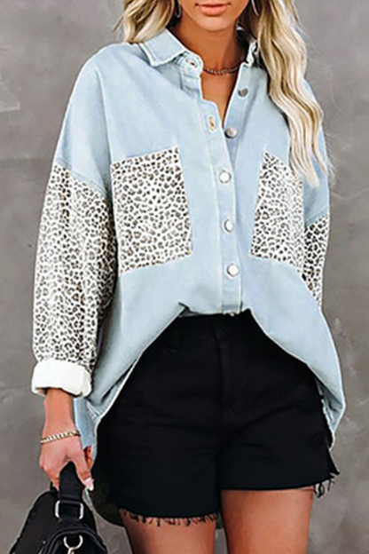 Blusa informal con cuello vuelto y hebilla con abertura en la unión de leopardo