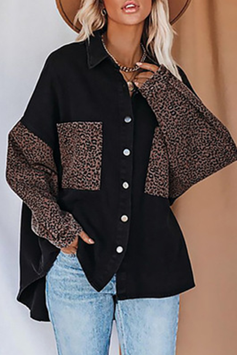 Blusa informal con cuello vuelto y hebilla con abertura en la unión de leopardo