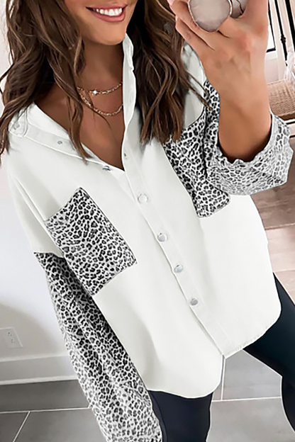 Blusa informal con cuello vuelto y hebilla con abertura en la unión de leopardo