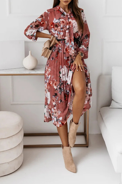 Elegante vestido plisado con cuello de cinta y cinturón con pliegues florales