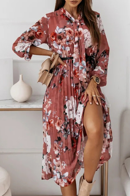 Elegante vestido plisado con cuello de cinta y cinturón con pliegues florales
