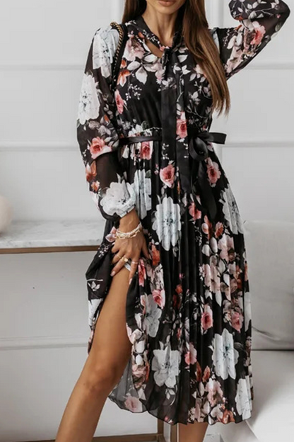 Elegante vestido plisado con cuello de cinta y cinturón con pliegues florales