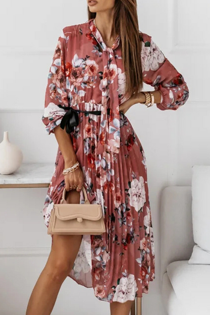 Elegante vestido plisado con cuello de cinta y cinturón con pliegues florales