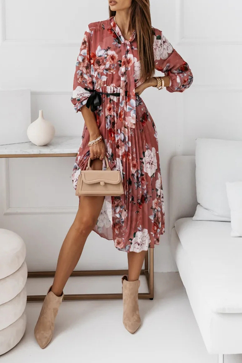 Elegante vestido plisado con cuello de cinta y cinturón con pliegues florales