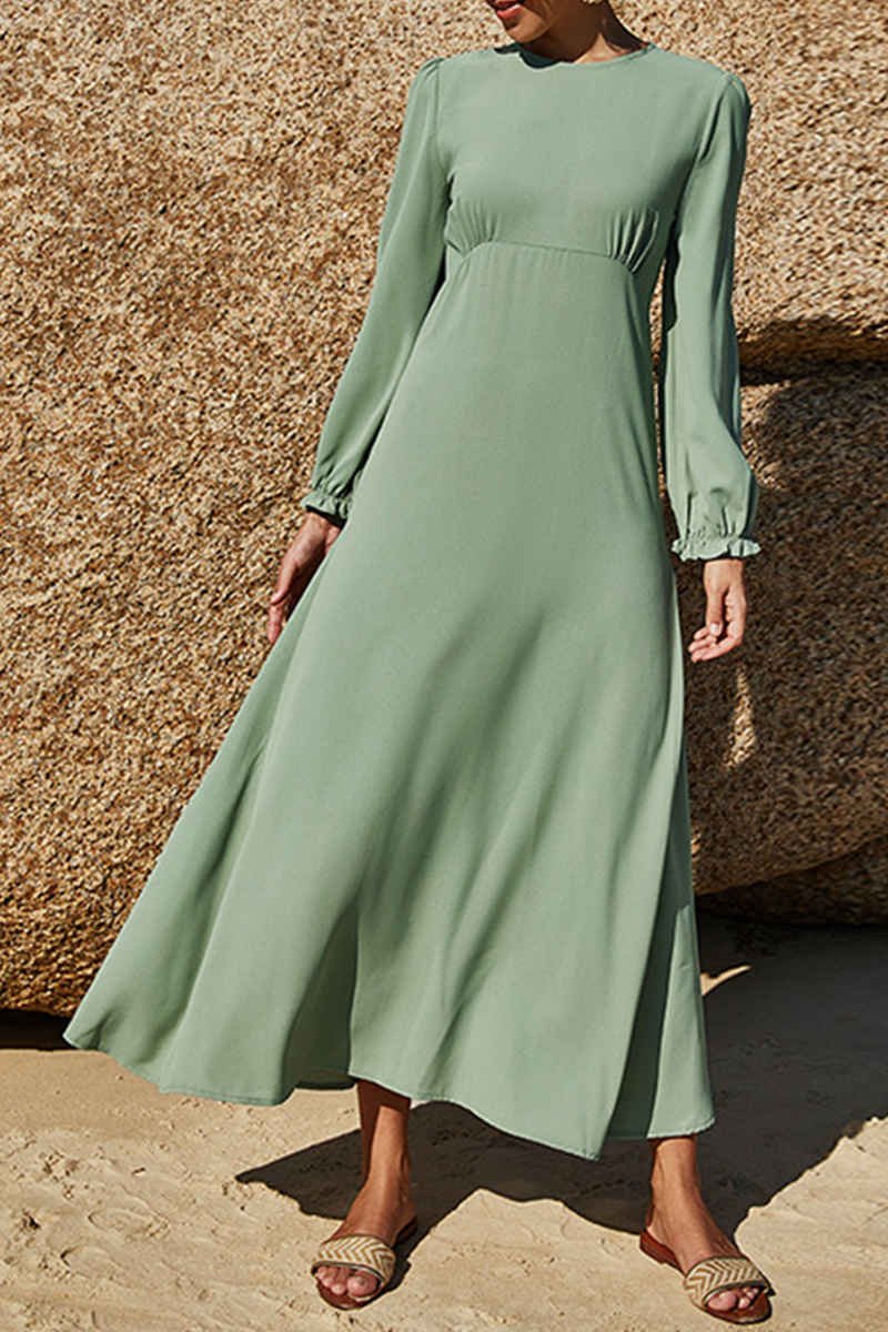 Elegante vestido de falda con cuello redondo, cintura alta y ribete de patchwork liso