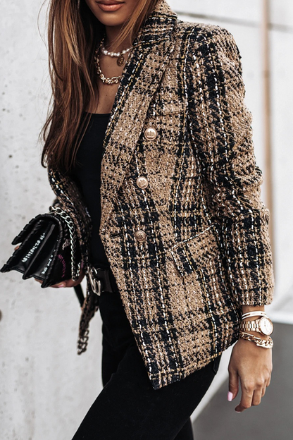 Elegante prenda exterior con cuello vuelto, hebilla y patchwork a rayas a cuadros