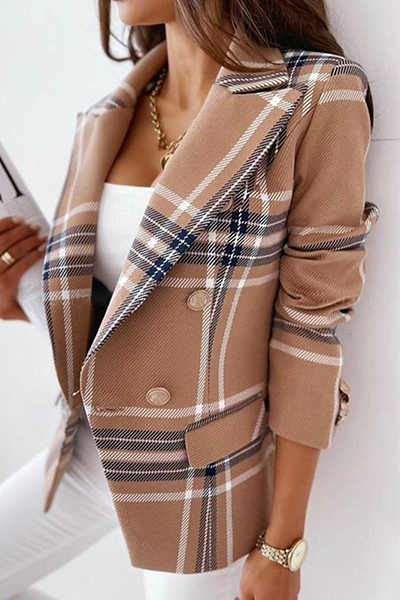 Elegante prenda exterior con cuello vuelto, botones y patchwork a rayas a cuadros