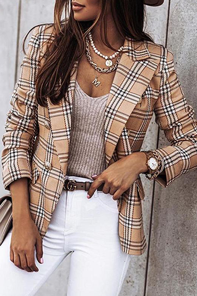 Elegante prenda exterior con cuello vuelto, botones y patchwork a rayas a cuadros