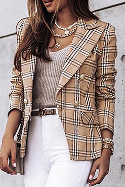 Elegante prenda exterior con cuello vuelto, botones y patchwork a rayas a cuadros