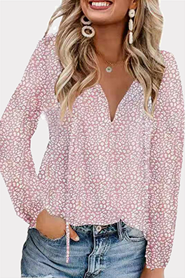 Elegante blusa con cuello en V y frenillo de patchwork con estampado