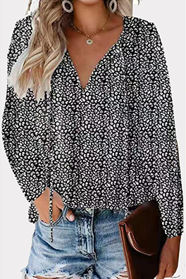 Elegante blusa con cuello en V y frenillo de patchwork con estampado