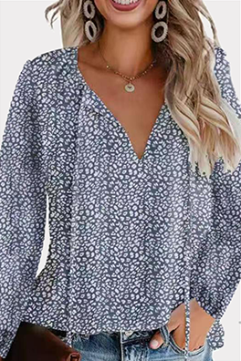 Elegante blusa con cuello en V y frenillo de patchwork con estampado
