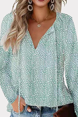 Elegante blusa con cuello en V y frenillo de patchwork con estampado
