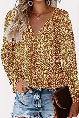 Elegante blusa con cuello en V y frenillo de patchwork con estampado