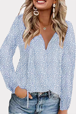 Elegante blusa con cuello en V y frenillo de patchwork con estampado
