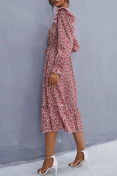 Elegante vestido de línea A con cuello cuadrado y volantes con patchwork floral