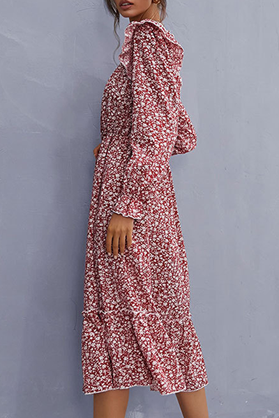 Elegante vestido de línea A con cuello cuadrado y volantes con patchwork floral
